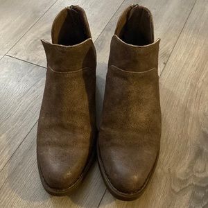 EUC Born Shari Ankle Booties Taupe Distressed Suede Back Zip Size 8